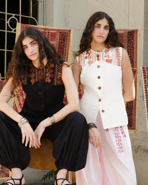 Black Fitted Vest - Leaf, Flowers & Border | الورق، الزهور والإطار