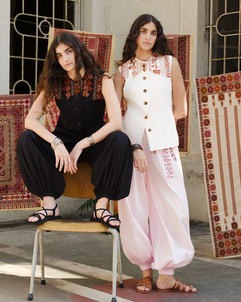 White Fitted Vest - Leaf, Flowers; Border | الورق، الزهور والإطار